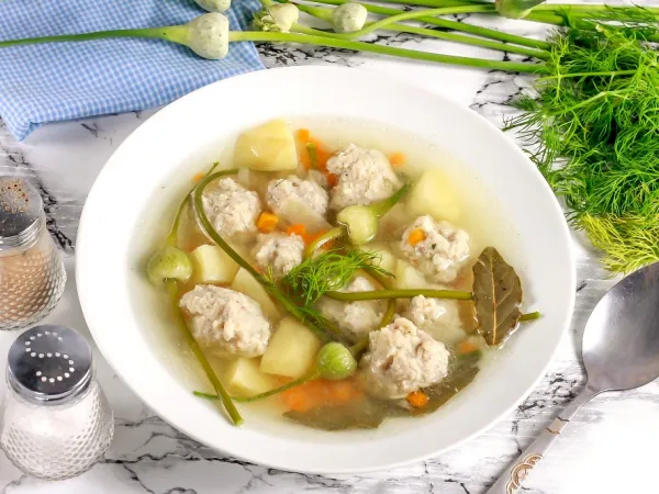 Фото готового блюда: Суп с чесночными стрелками и фрикадельками