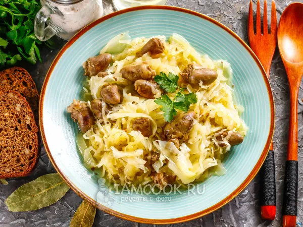 Фото готового блюда: Куриные сердечки, тушенные с квашеной капустой