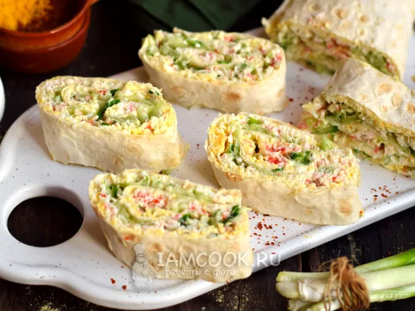 Фото готового блюда: Рулет из лаваша с крабовыми палочками и огурцами