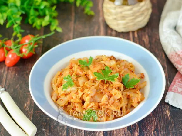 Фото блюда: Жареная капуста с помидорами на сковороде