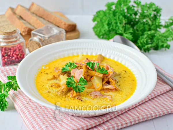 Фото блюда: Суп с лисичками и беконом на сливках