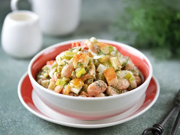 Фото готового блюда: Салат с фасолью, болгарским перцем и сухариками