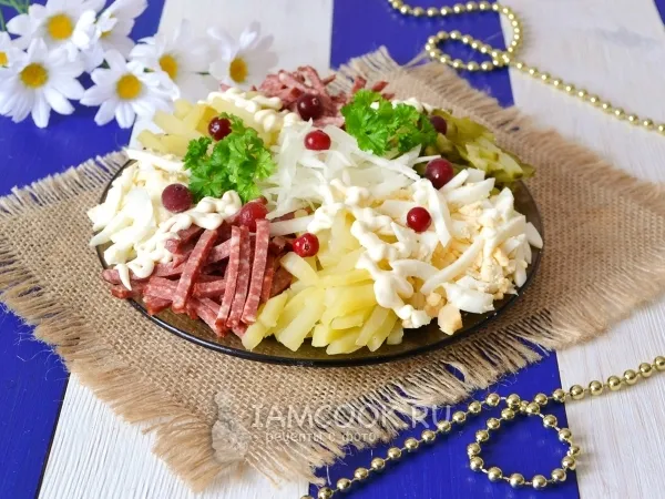 Фото готового блюда: Салат с копченой колбасой и солеными огурцами