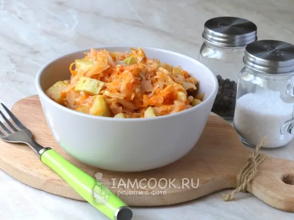 Фото готового блюда: Тушеная капуста с кабачками в мультиварке