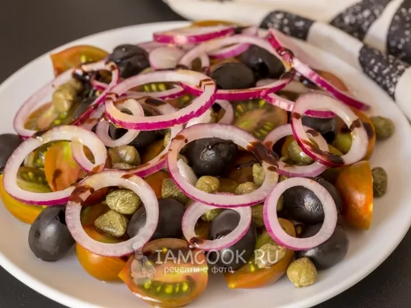 Фото готового блюда: Салат из помидоров с каперсами, оливками и луком