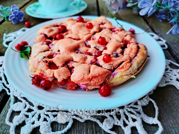 Фото блюда: Пирог с красной смородиной и безе