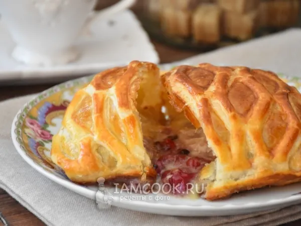 Фото готового блюда: Слоёные конвертики с сыром Бри и ягодами