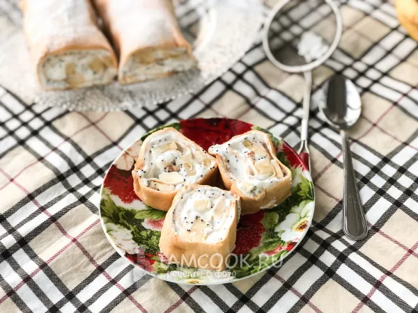 Фото готового блюда: Меренговый рулет с творожным кремом и бананом