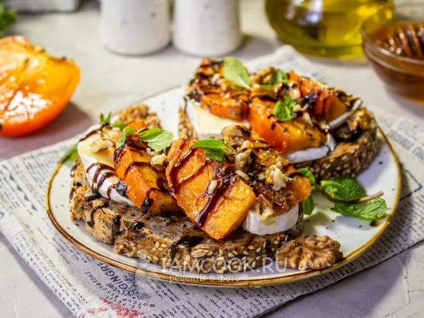 Фото готового блюда: Брускетта с хурмой