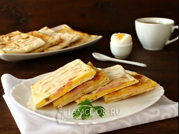 Фото готового блюда: Конвертики из лаваша с сыром и ветчиной