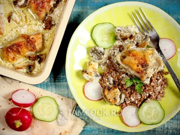 Фото готового блюда: Курица с шампиньонами и чесноком в сметане