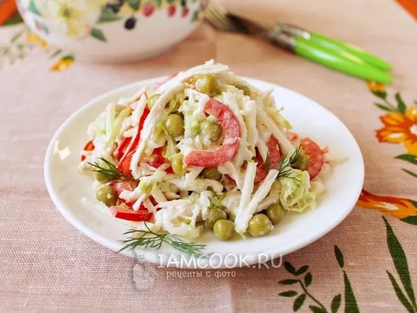Фото готового блюда: Салат с курицей и зеленым горошком