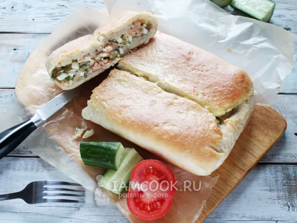 Фото готового блюда: Пирог из дрожжевого теста с лососем