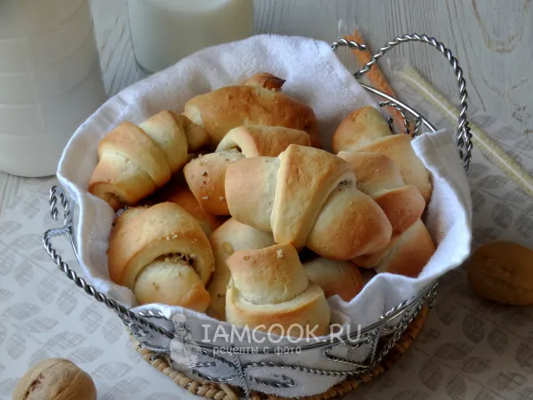 Фото готового блюда: Рогалики с грецким орехом и сахаром