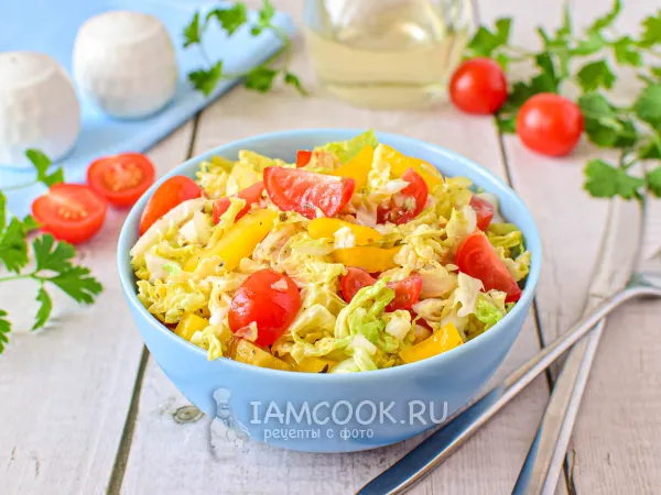 Фото готового блюда: Салат с пекинской капустой, помидорами и болгарским перцем