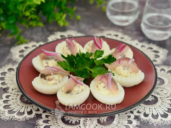 Фото блюда: Яйца, фаршированные сельдью и луком