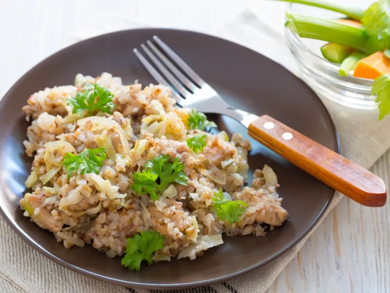 Фото готового блюда: Гречка с капустой и мясом