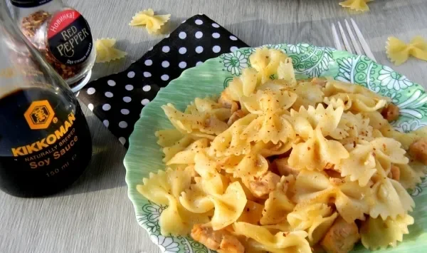 Фото блюда: Макароны с курицей, медом и соевым соусом