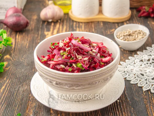 Фото готового блюда: Салат со свеклой и маринованным луком