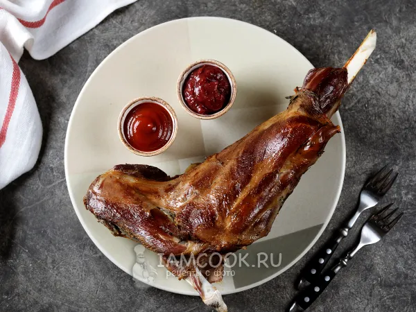 Фото готового блюда: Баранья рулька, запеченная в духовке