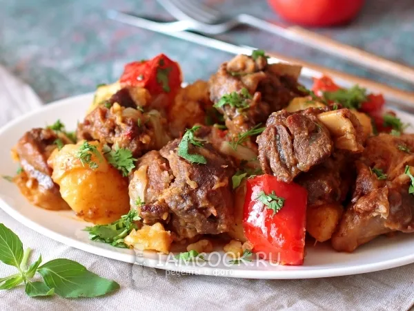 Фото блюда: Баранина с картофелем, луком и перцем в казане
