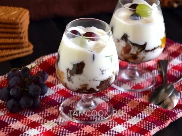 Фото готового блюда: Слоеный десерт из йогурта с печеньем