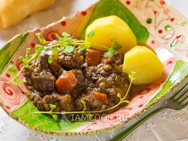 Фото готового блюда: Гуляш из говядины с вином