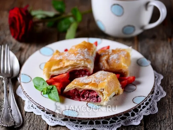 Фото блюда: Штрудель с клубникой из слоеного теста