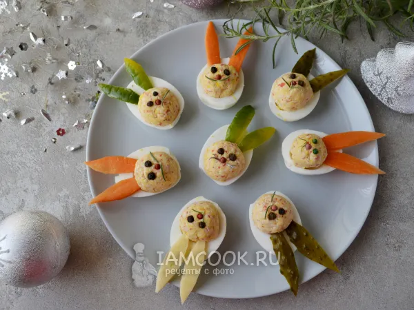 Фото блюда: Фаршированные яйца в виде кроликов на Новый год 2023