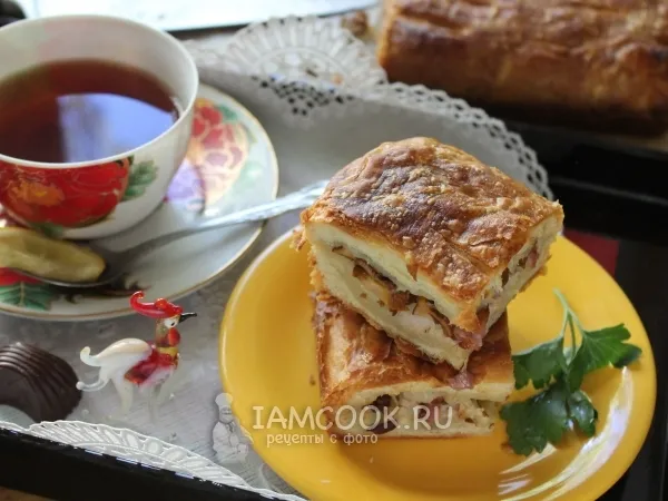 Фото блюда: Пирог из слоеного теста с копченой курицей и лисичками