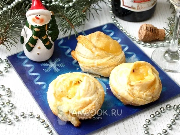 Фото готового блюда: Слойки-розочки с курицей и сыром