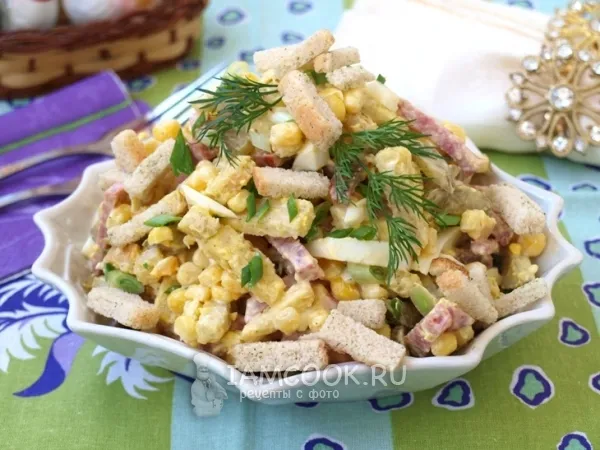 Фото готового блюда: Салат с сухариками и колбасой