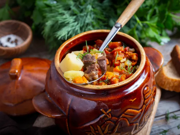 Фото готового блюда: Свиное сердце с картошкой в горшочке в духовке