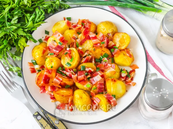 Фото готового блюда: Жареный молодой картофель с беконом