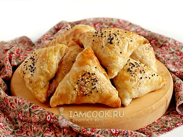 Фото готового блюда: Самса с тыквой на готовом слоеном тесте