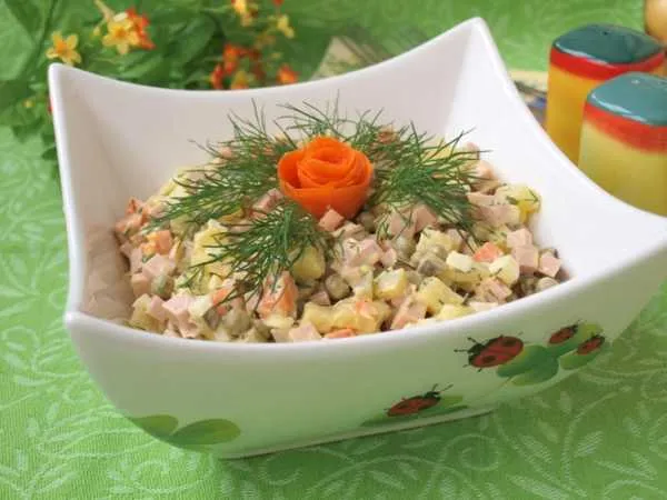 Фото готового блюда: Салат Оливье с колбасой