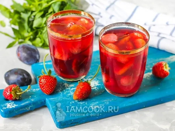 Фото блюда: Компот из клубники и слив