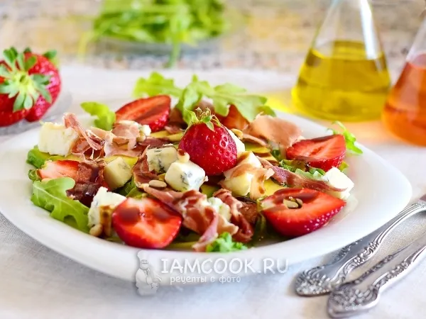 Фото готового блюда: Салат с клубникой, авокадо, горгонзолой и прошутто