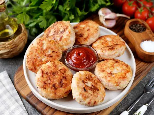 Фото готового блюда: Куриные котлеты с ветчиной и сыром