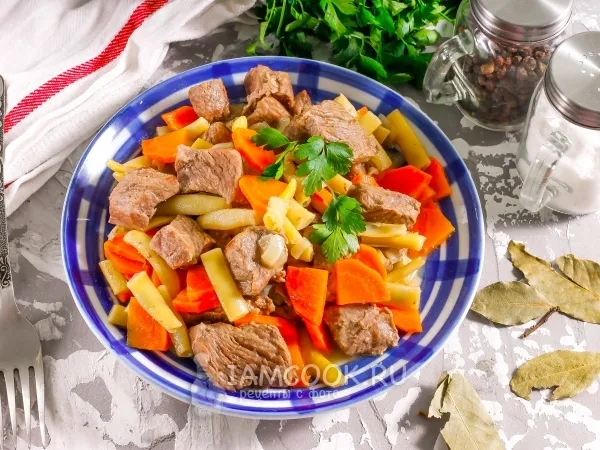 Фото готового блюда: Тушеная говядина с овощами в казане