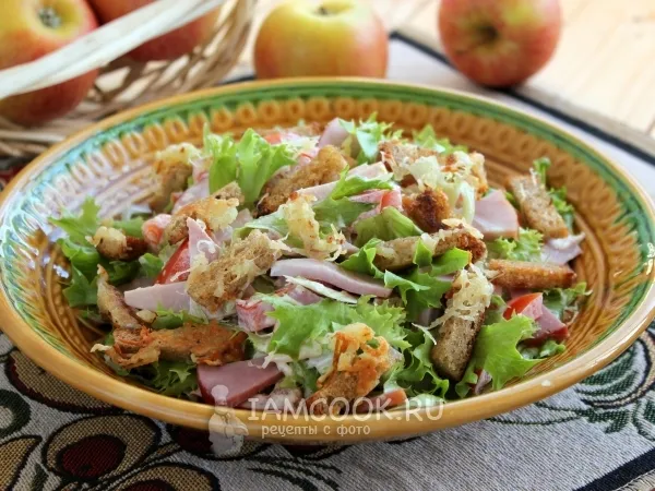 Фото готового блюда: Салат с ветчиной, сухариками и листовым салатом