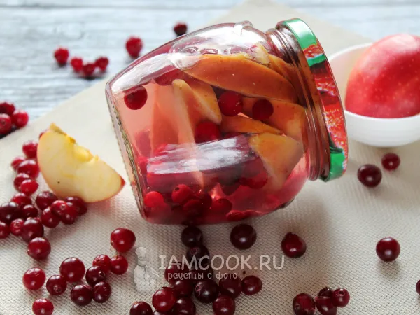 Фото готового блюда: Компот из яблок с клюквой на зиму