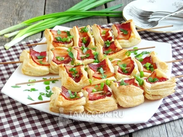 Фото готового блюда: Закуска из слоеного теста «Шашлык»