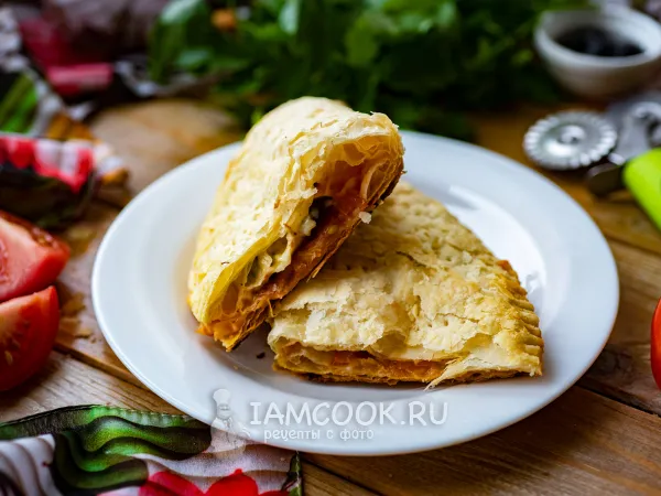 Фото блюда: Кальцоне из слоеного теста