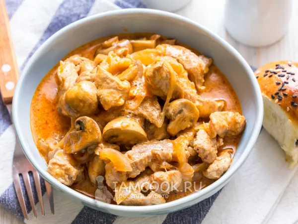 Фото готового блюда: Бефстроганов из свинины с грибами