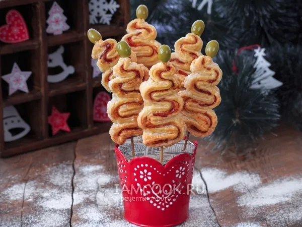 Фото готового блюда: Канапе «Ёлочка» из слоеного теста