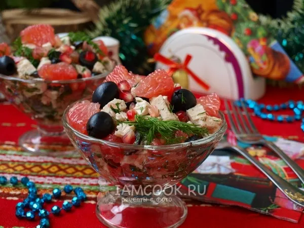 Фото готового блюда: Салат с курицей, грейпфрутом и маслинами