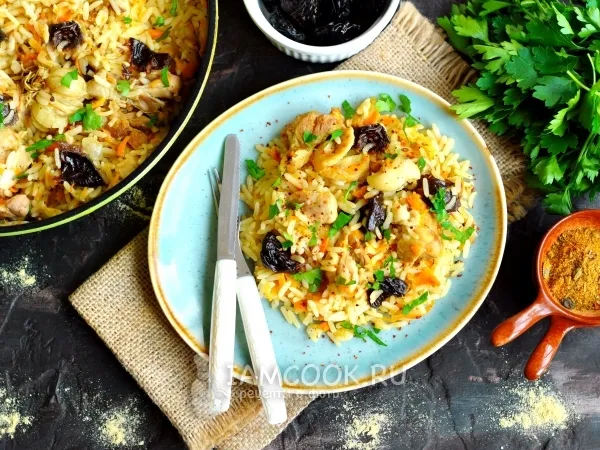 Фото готового блюда: Плов с курицей с черносливом