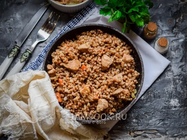 Фото готового блюда: Свинина с гречкой на сковороде