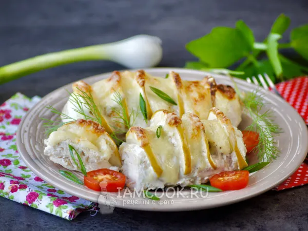 Фото готового блюда: Куриная грудка с яблоками в духовке